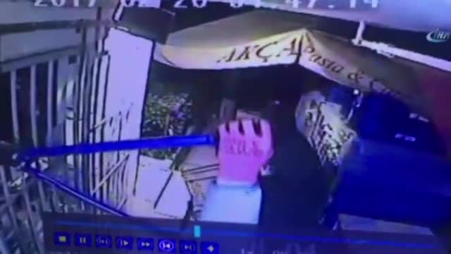 İstanbul'da tekel bayiden hırsızlık kamerada