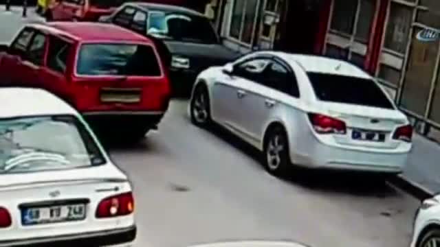 Otomobilden çanta hırsızlığı kamerada