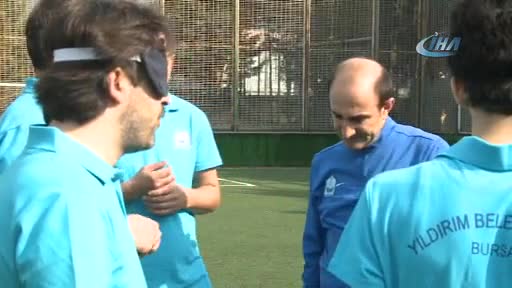 Bursa Yıldırım Belediye Başkanı göz bandı takarak futbol oynadı, atış yaptı