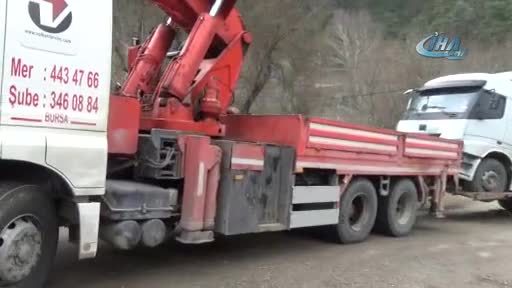Bursa'da yağmurda kayan otomobil TIR'ın altına girdi!