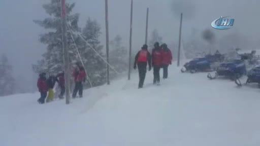 Bursa Uludağ'da 'ölü nokta'da kaybolan kayakçıyı JAK timi kurtardı