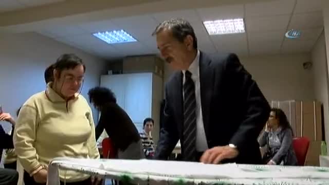 Engelleri sabundan yaptıkları nikah şekerleriyle aşıyor
