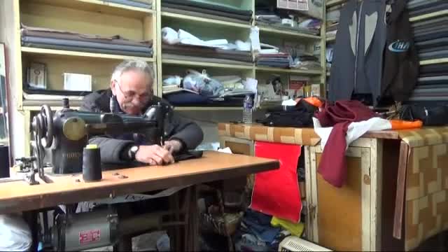 Ekmek parası kazandığı dikiş makinesi ile aynı yaşta