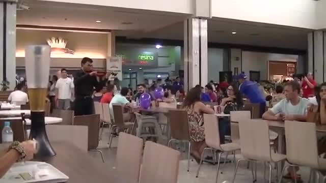 AVM'de sürpriz evlilik teklifi hüsranla bitti
