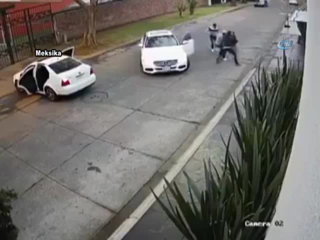 Meksika'da yolunu kesip kaçırdılar