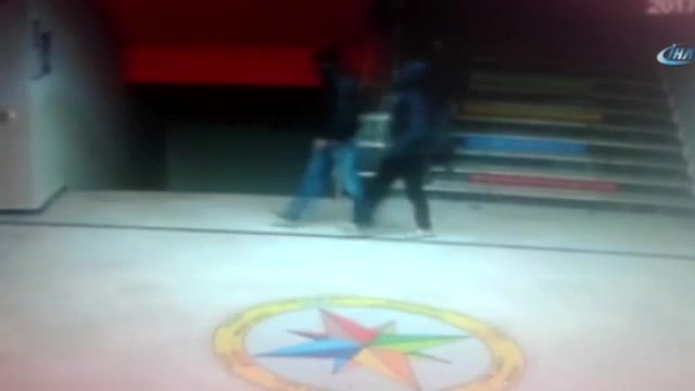 İlkokula giren hırsızlar kamerada