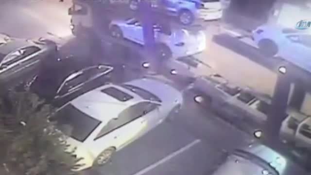 Tırın üzerindeki otomobili böyle çaldı