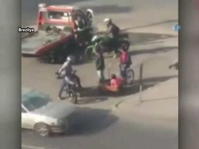 Kafasına kask fırlattığı polisi bayılttı