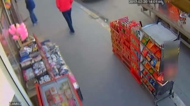 Batman'da ceviz hırsızı kamerada