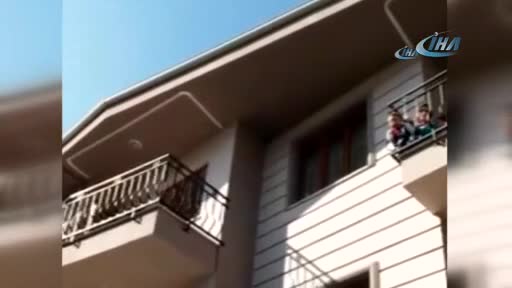Bursa'da balkon demirlerine sıkıştı