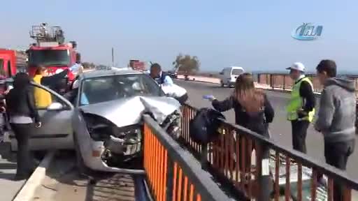 Feci kaza! Korkuluklar sürücüye saplandı