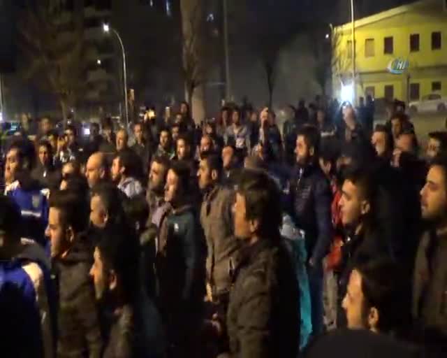 Bursasporlu taraftarlar Özlüce'de toplanarak yönetimi istifaya davet etti
