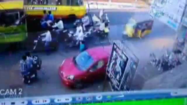 Hindistan'da otobüs araçların arasına daldı