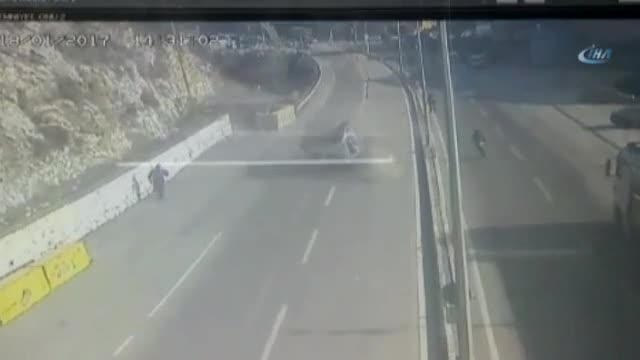 Seyir halindeki otomobilin üzerine başka bir araç düştü