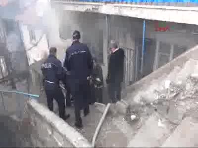 Koca dehşeti! Eşine bıçak çekip, evi yaktı
