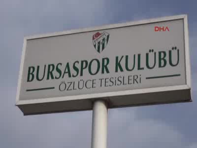 Bursaspor taraftarları takım otobüsünün camlarını kırdı