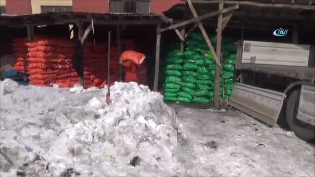 Üniversite öğrencisi kömür taşıyarak okuyor