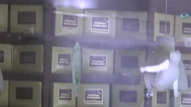 Hem kasayı soydu hem baklava yedi
