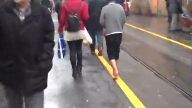 İstanbul Taksim'de 'yalın ayak'lı duygu sömürüsü