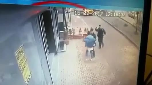 Lise öğrencisinin vurulma anı kameraya yansıdı