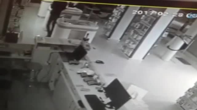 İstanbul'da maskeli cep telefonu hırsızları kamerada