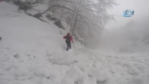 Dağcıların Bursa Uludağ'da çığ bölgesinden tehlikeli inişi nefes kesti