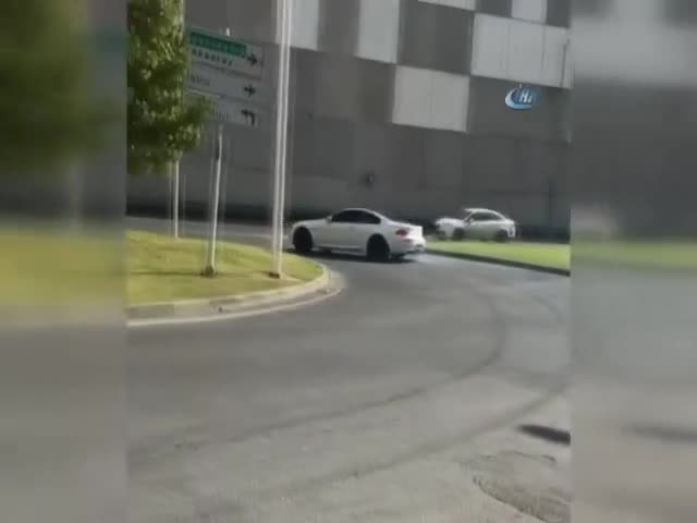 Trafik magandası drift için yolu kapattı
