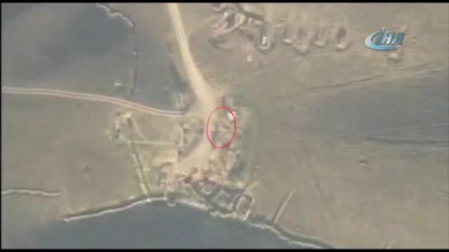 Azerbaycan Ermenistan'ın askeri aracını vurdu