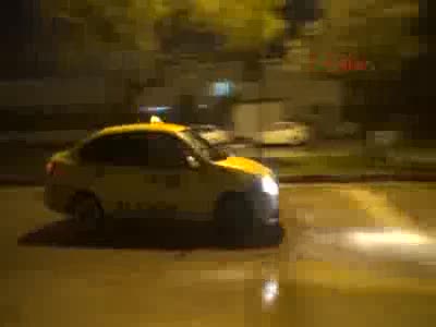 Su borusu patladı, asfalt çöktü!