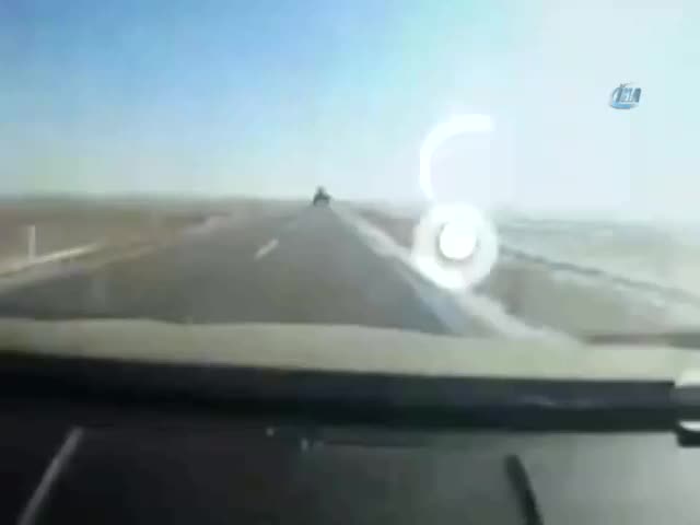 İş makinesi otomobili biçti