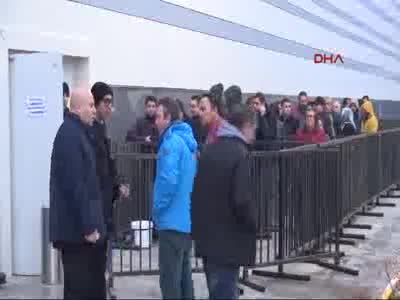 Bursa'da indirimli elektronik ürün kuyruğu