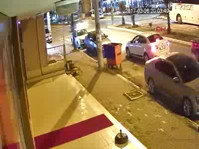 Eşine kızdı, 6 aylık bebeğiyle araçtan atladı!