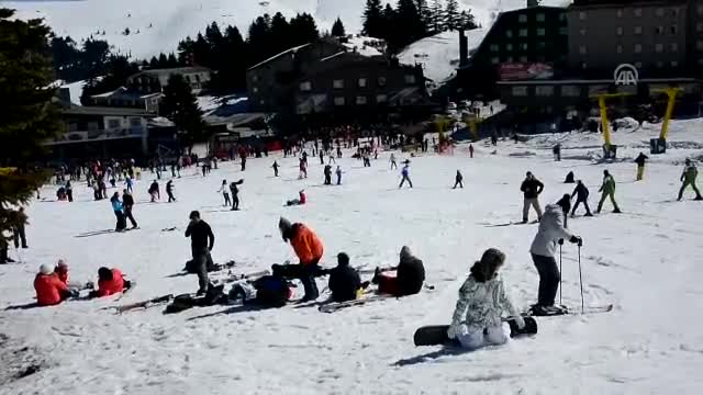 Bursa Uludağ'da güneş altında kayak keyfi