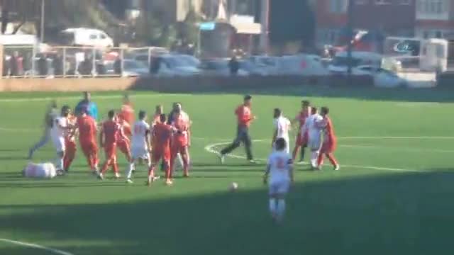 Futbolcular tekme yumruk birbirine girdi!