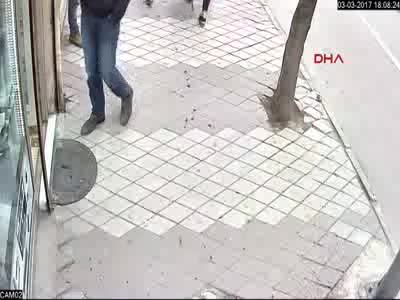 Tacizciye dayak kameraya yakalandı!