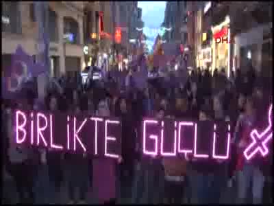 On binlerce kadın Taksim'de yürüdü
