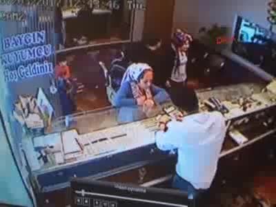 Dolandırıcıya inandı, küpesini, alyansını bozdurup verdi