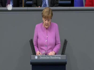 Merkel: Türk politikacılar Almanya'da konuşabilir