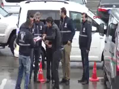 Önce boğazını kesmiş sonra kalbinden bıçaklamış