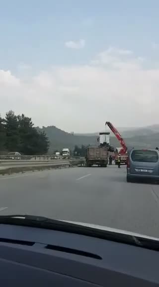 Bursa'da TIR yoldan çıktı trafik kilitledi!
