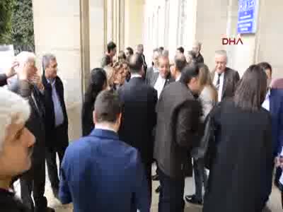 Uluslararası gözlemci sakız çiğnediği için mahkemeden atıldı