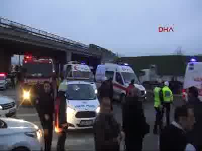 İstanbul'da minibüs kamyona çarptı: 27 yaralı