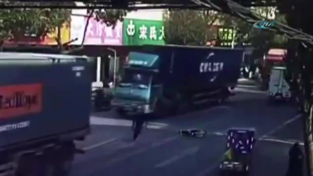 Motosikletli kamyonun altından böyle çıktı