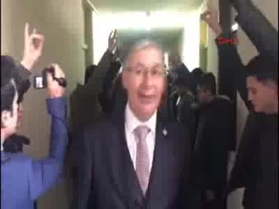 Ak Partili Babaoğlu'nu, MHP'liler 'bozkurt' selamı ile karşıladı