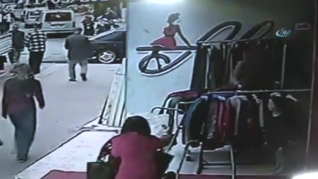 Bebek arabalı hırsız güvenlik kamerasına yakalandı