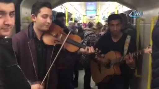 Bursa'da sınava giden öğrencilere konser sürprizi