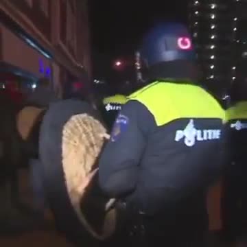 Hollanda polisinden Erhan Çelik'e ve Türk vatandaşlarına sert müdahale