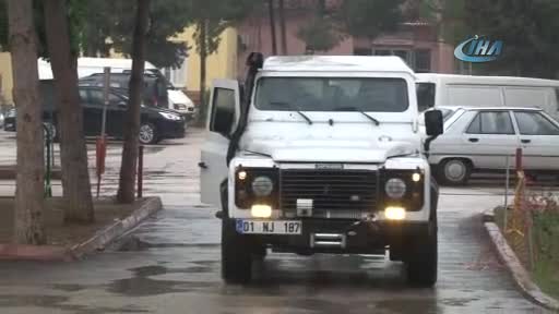 Aranan şahıs damat tıraşı olurken yakalandı