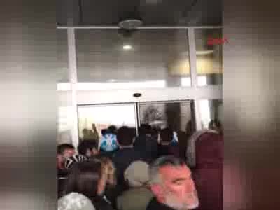 Bursa'da oğlu bir dakika ile sınavı kaçıran anne görevliler ile tartıştı