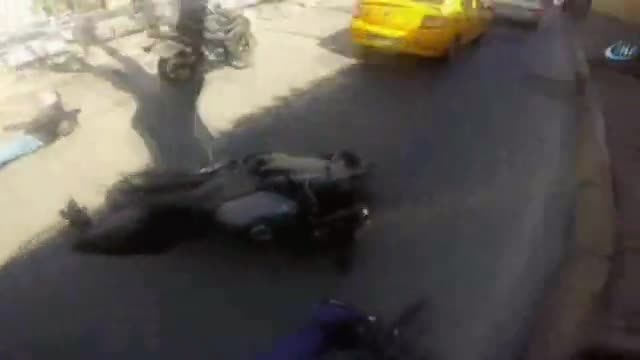 İki motosikletin karıştığı kaza kameralara yansıdı